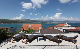 Apartment With Terrace And Sea View - Lucic