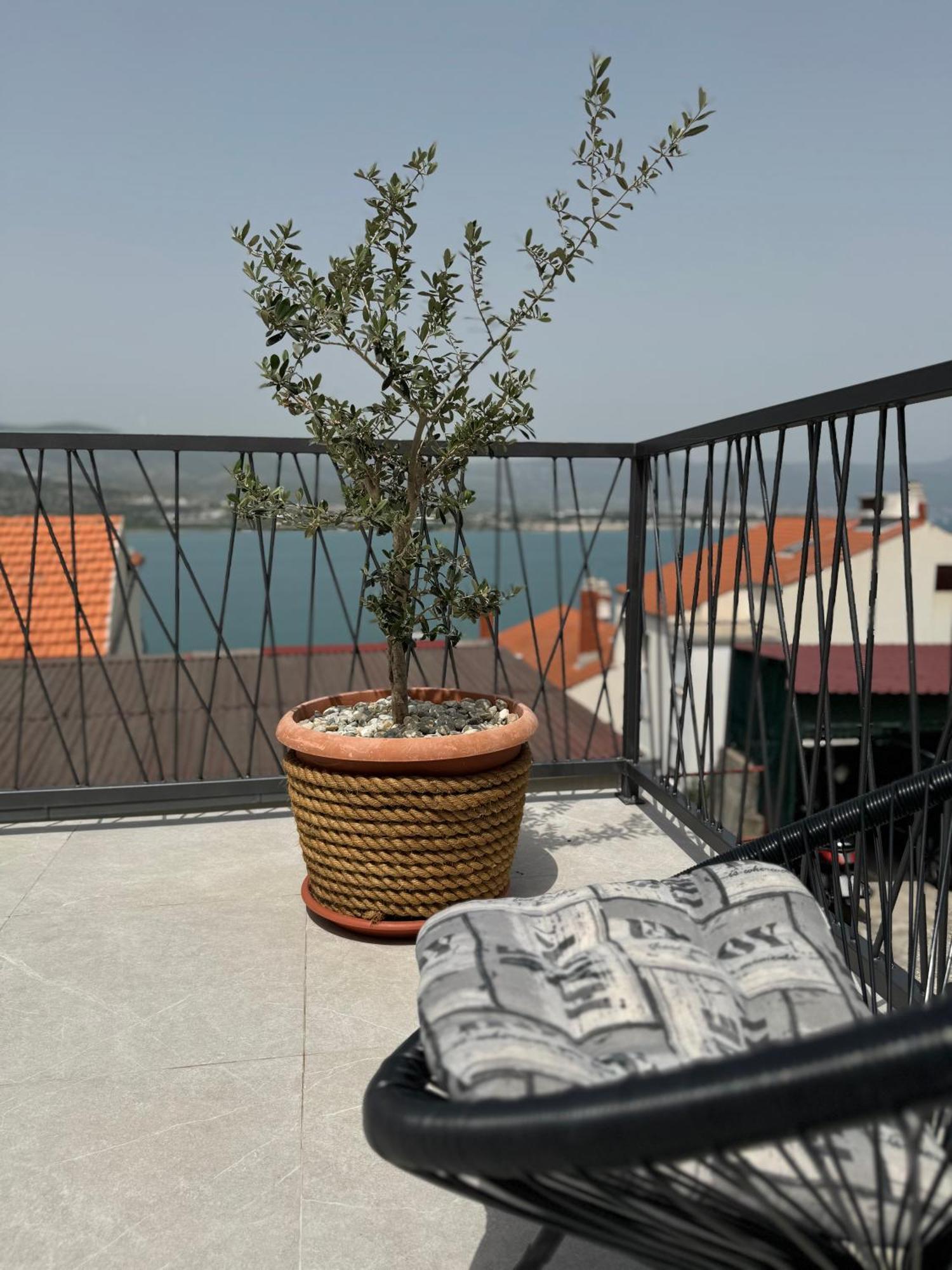 Apartment With Terrace And Sea View - Lucic Trogir Zewnętrze zdjęcie